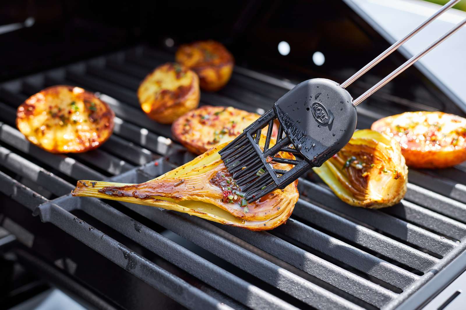 Silicone brush by Rösle, spreading oil on the BBQ onions.